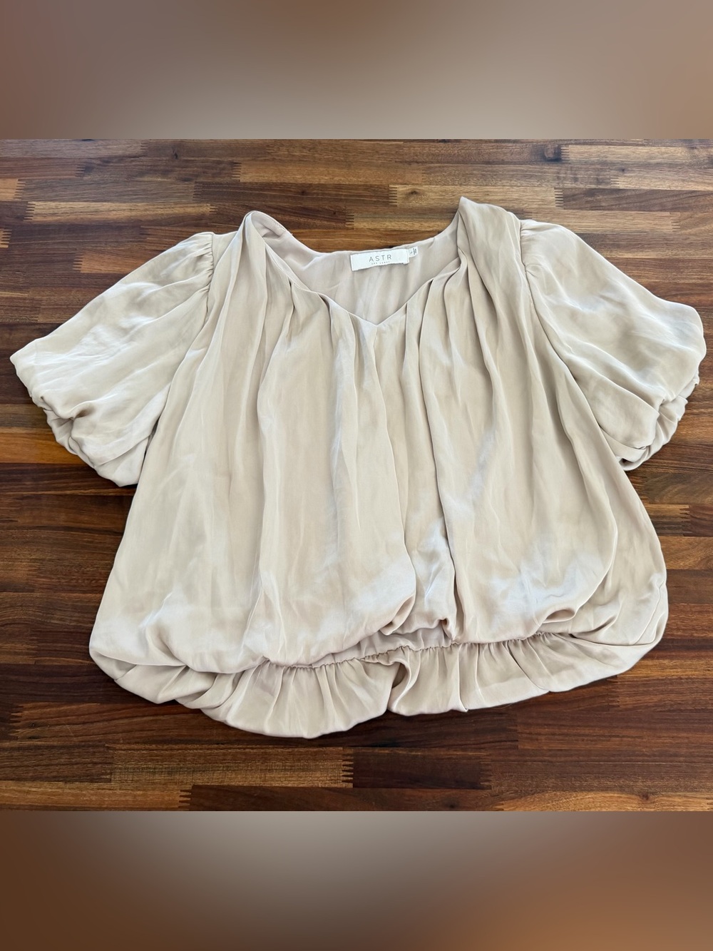 ASTR Champagne Cream Bubble-Hem Pleated V-Neck Blouse